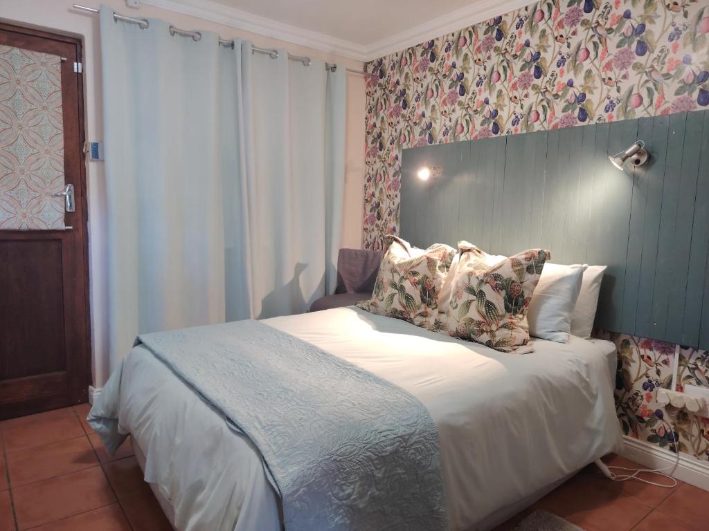 Rozenhof Guest Cottages - Tap to explore photos