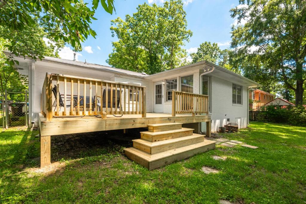 Pet Friendly Cozy 3BRM fully Fenced yard - Tap to explore photos