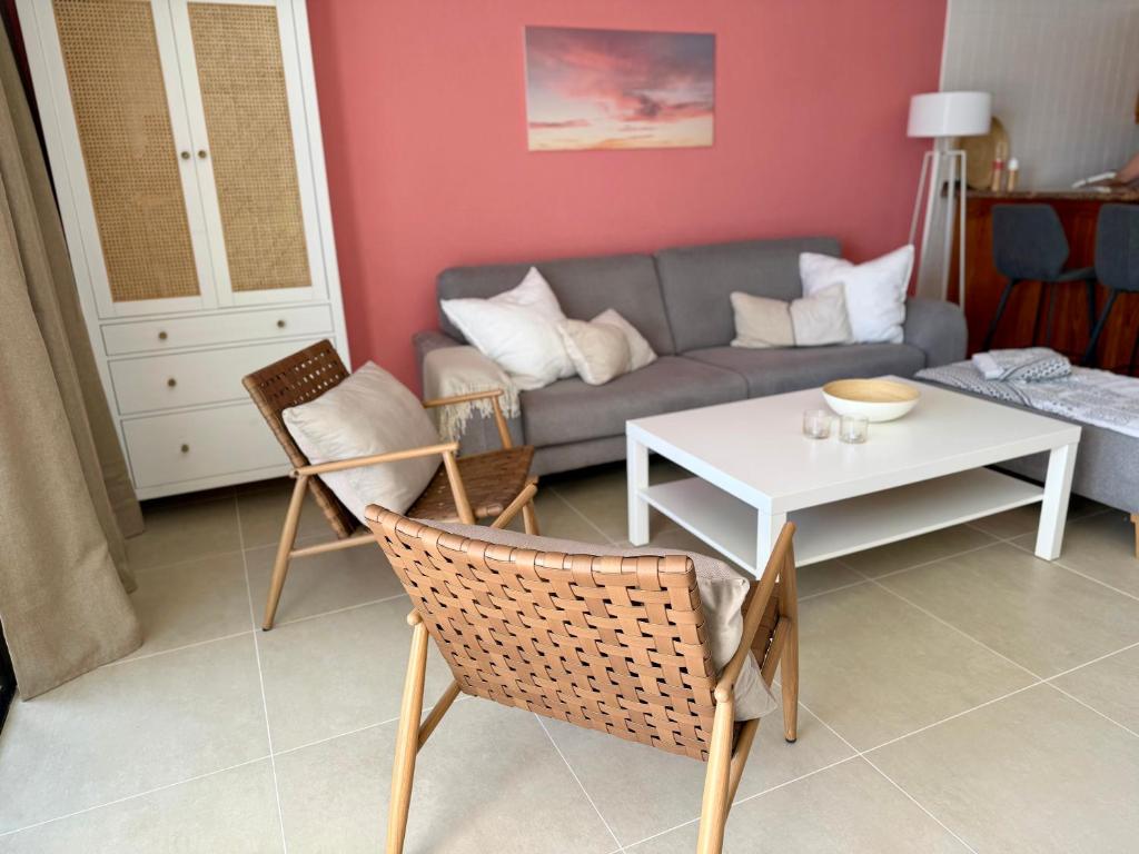 Apartment with pool and sea view - Tap to explore photos