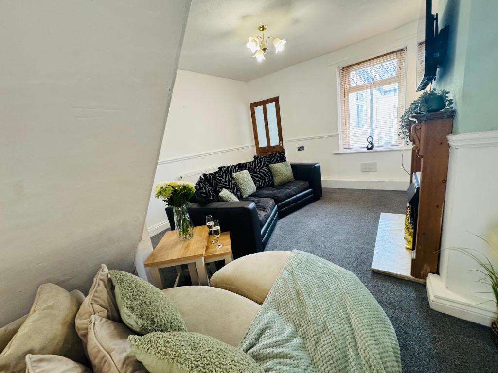 Bolton Terrace - 2 Bedrooms - Sleeps 4 - Tap to explore photos
