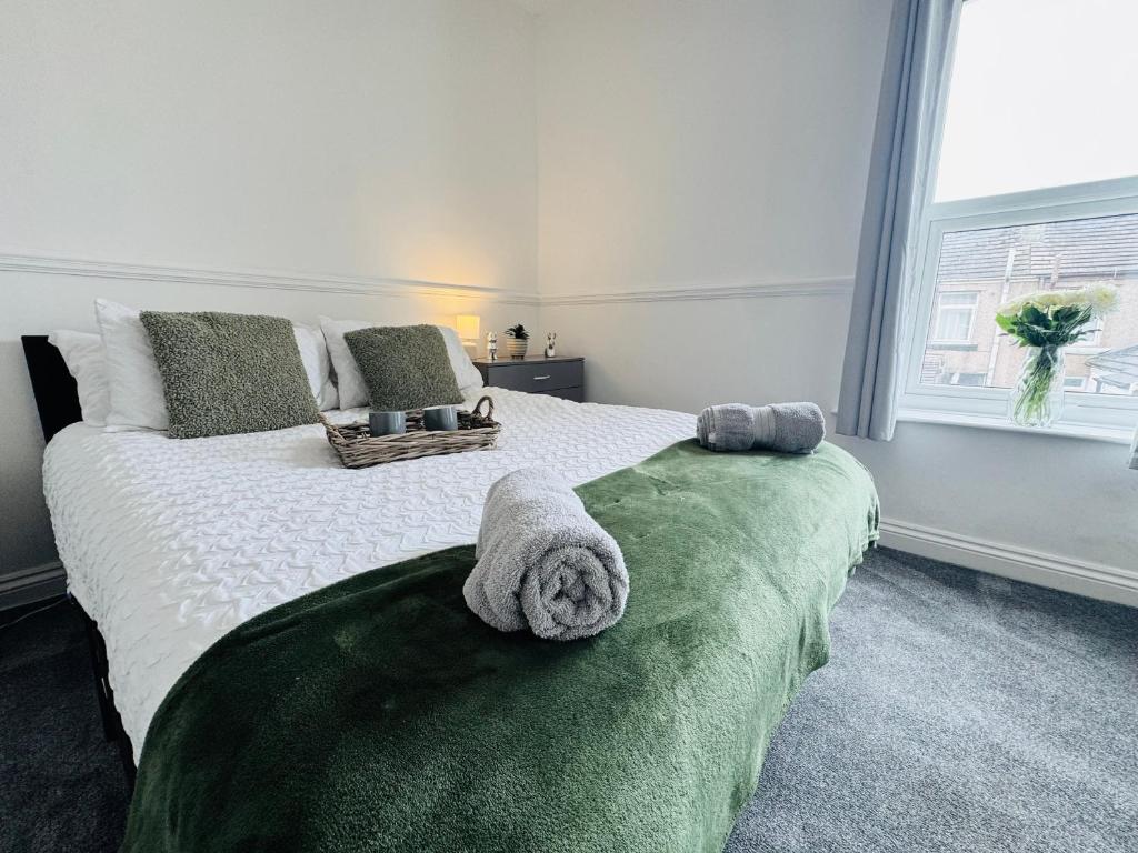 Bolton Terrace - 2 Bedrooms - Sleeps 4 - Tap to explore photos