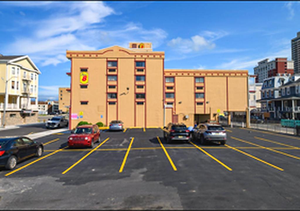 Super 8 by Wyndham Atlantic City - Tap to explore photos