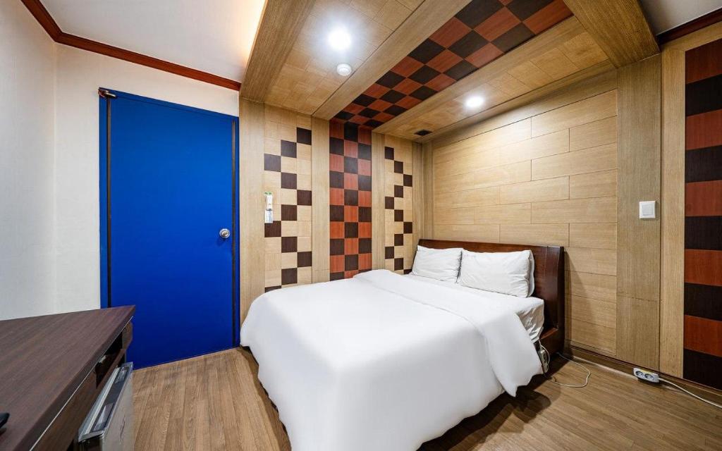 Romance Hotel Room Type - Standard Queen Room