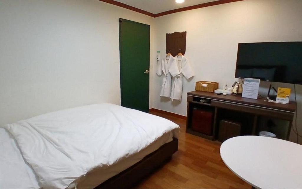 Romance Hotel Room Type - Superior Queen Room