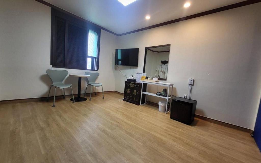 Romance Hotel Room Type - Superior Ondol