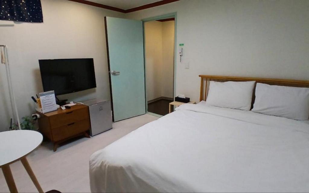 Romance Hotel Room Type - Basic Queen