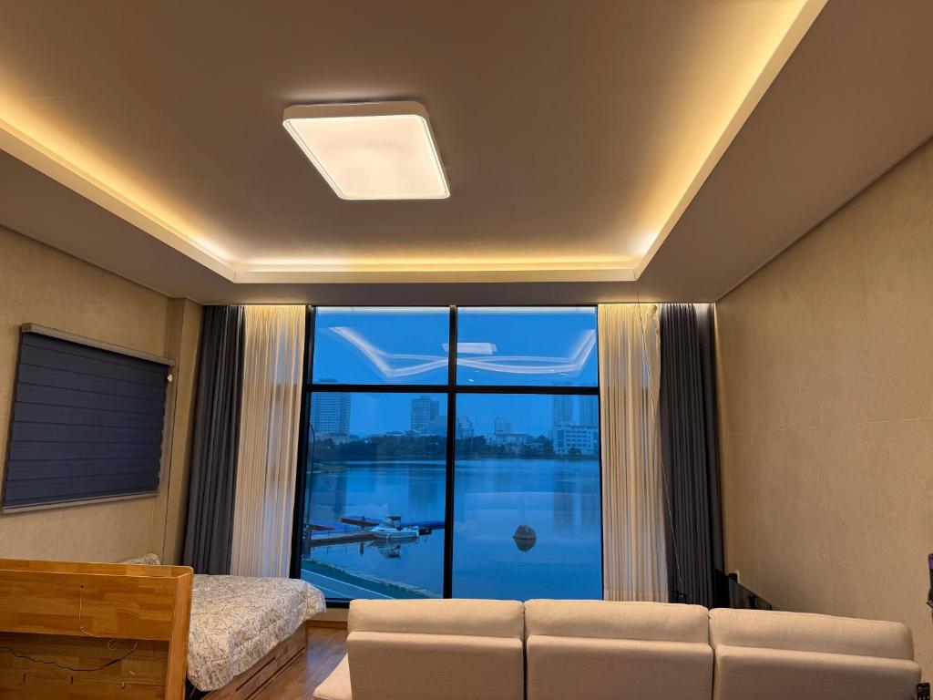 Lakestone&Hotel Sokcho - Tap to explore photos