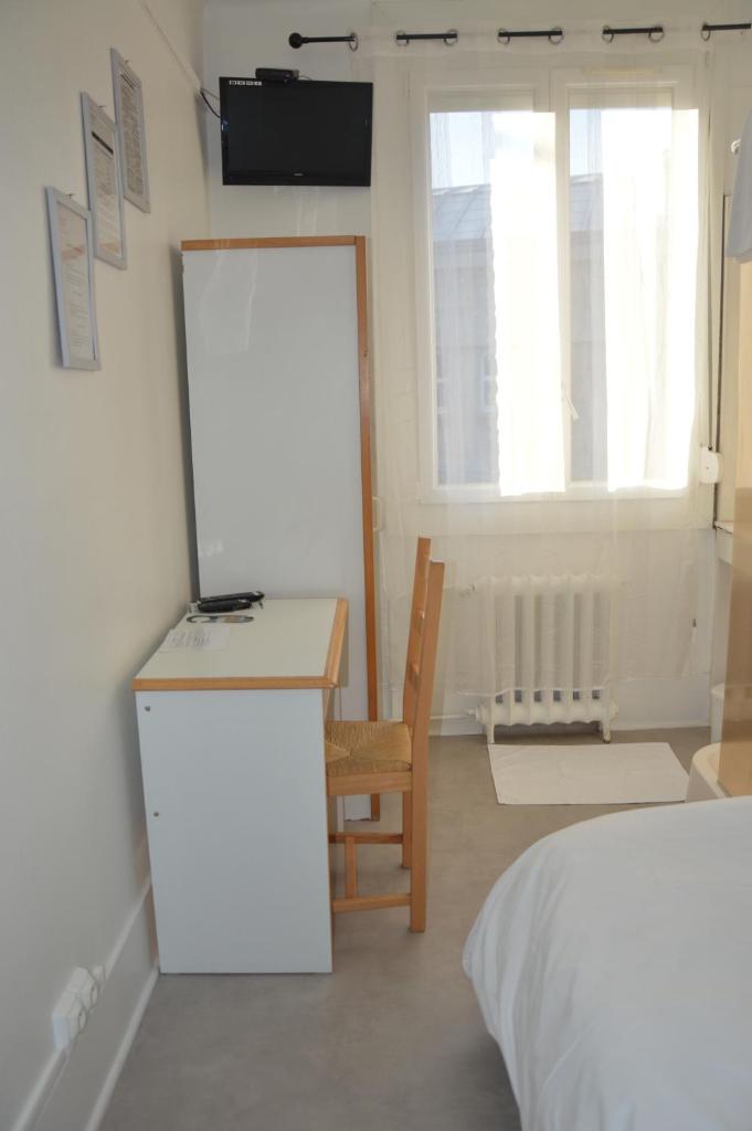 Hotel De Normandie - Single Room shared toilet