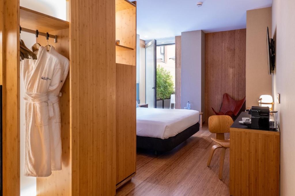 Eurostars Barcelona Central Room Type - Deluxe Double Room with Balcony
