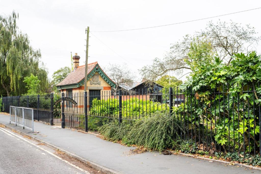 Stunning 6BR Cardiff Home | Free Parking & Bay - Tap to explore photos
