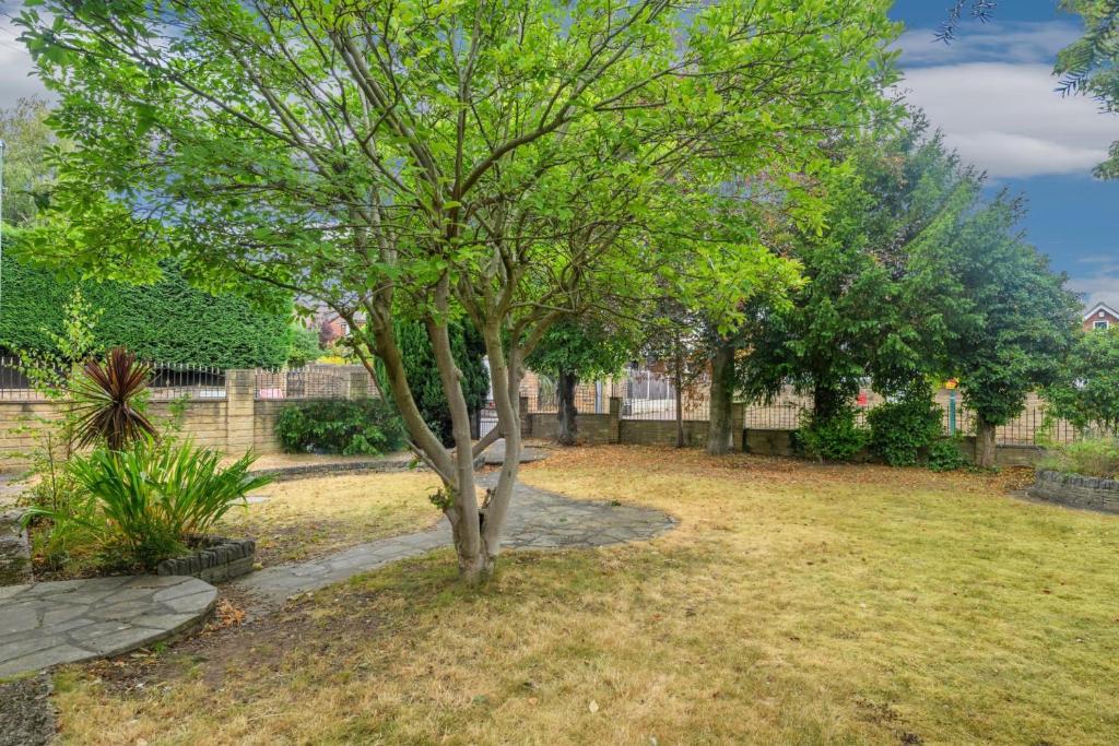 Charming 5BR Home with Garden & Parking - Tap to explore photos