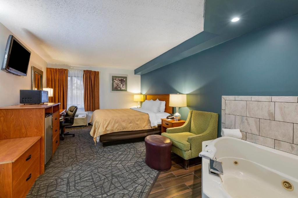 Quality Inn Austintown-Youngstown West - Tap to explore photos