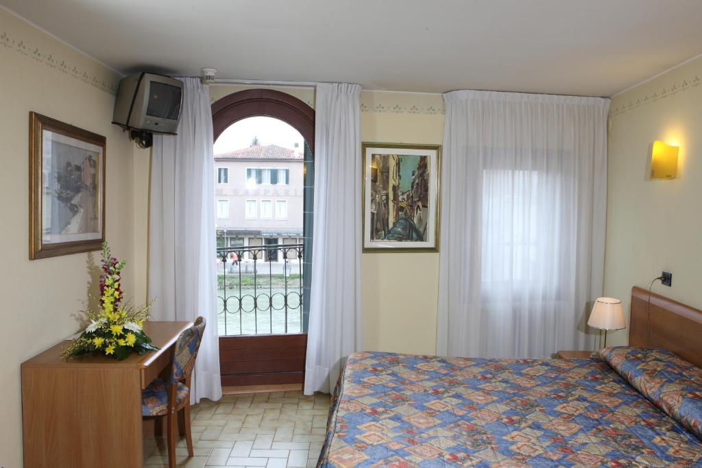 Albergo Alla Campana - 3 Star - Tap to explore photos