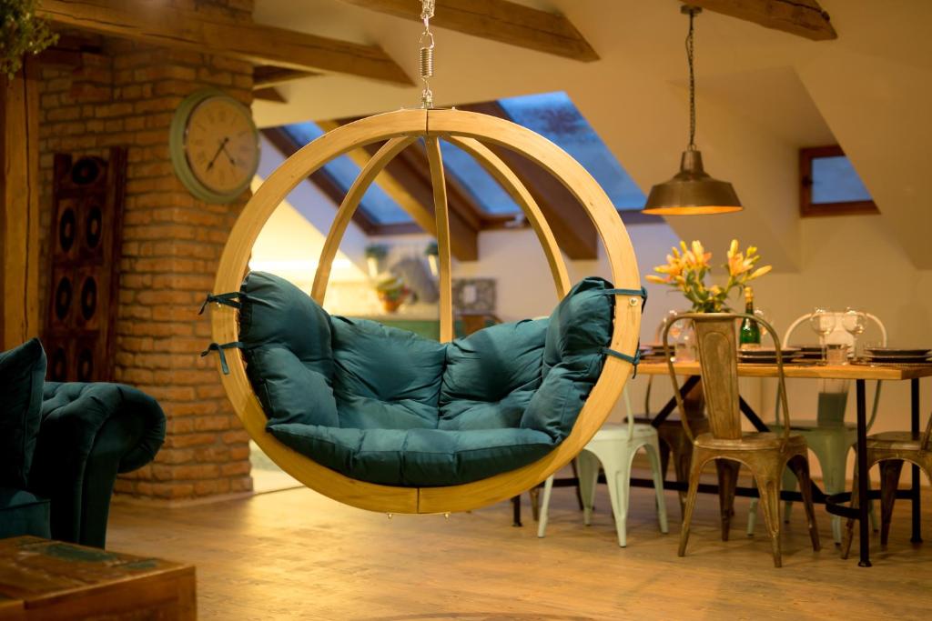 Bohemian Chic 2 Bedroom 2 Bathroom Loft with Hanging Chair photo 2