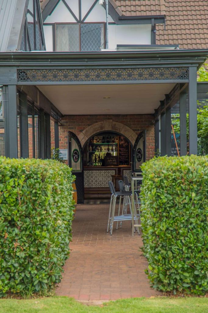 Mick O'Shea's - Tap to explore photos