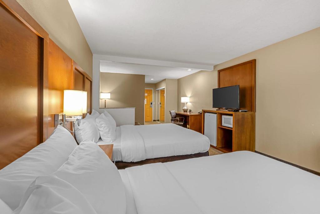 Comfort Suites Airport - Tap to explore photos