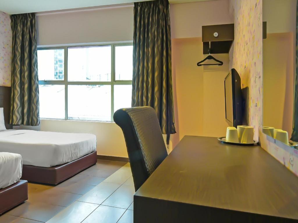 Capital O 90788 New Hotel 33 Permaisuri - Tap to explore photos