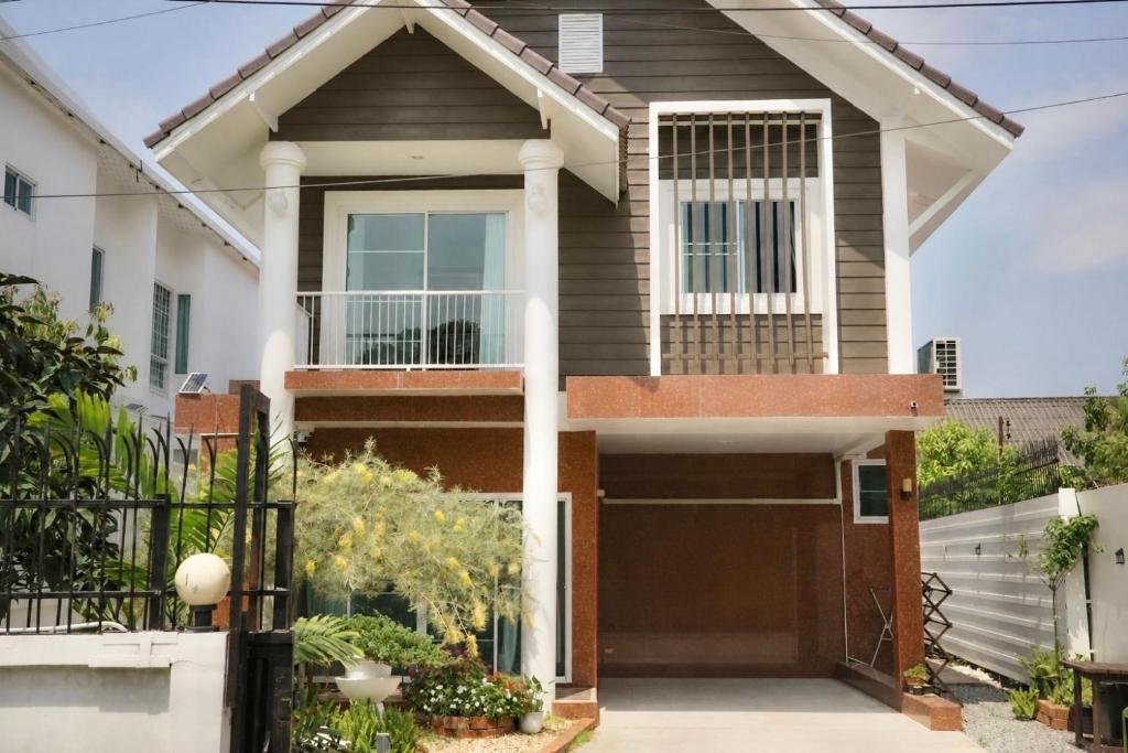 Browny House - Spacious 3BR for 6 - Private Garden & Parking, Chiang Mai