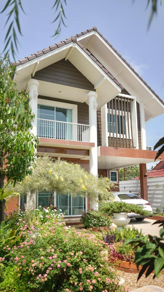 Browny House - Spacious 3BR for 6 - Private Garden & Parking, Chiang Mai