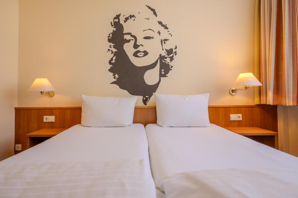 Hotel Amerika - Tap to explore photos