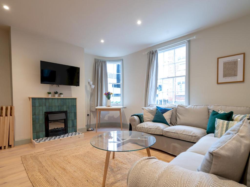 Stylish Grade II listed house - Pass the Keys - Tap to explore photos