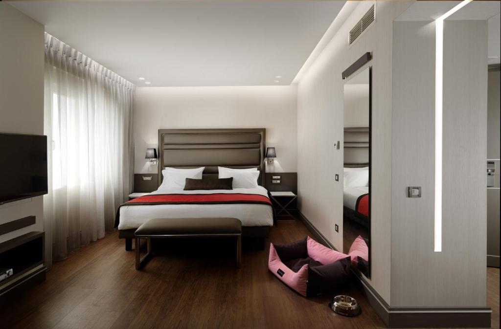 Сьюит (Полулюкс), Holiday Suites
