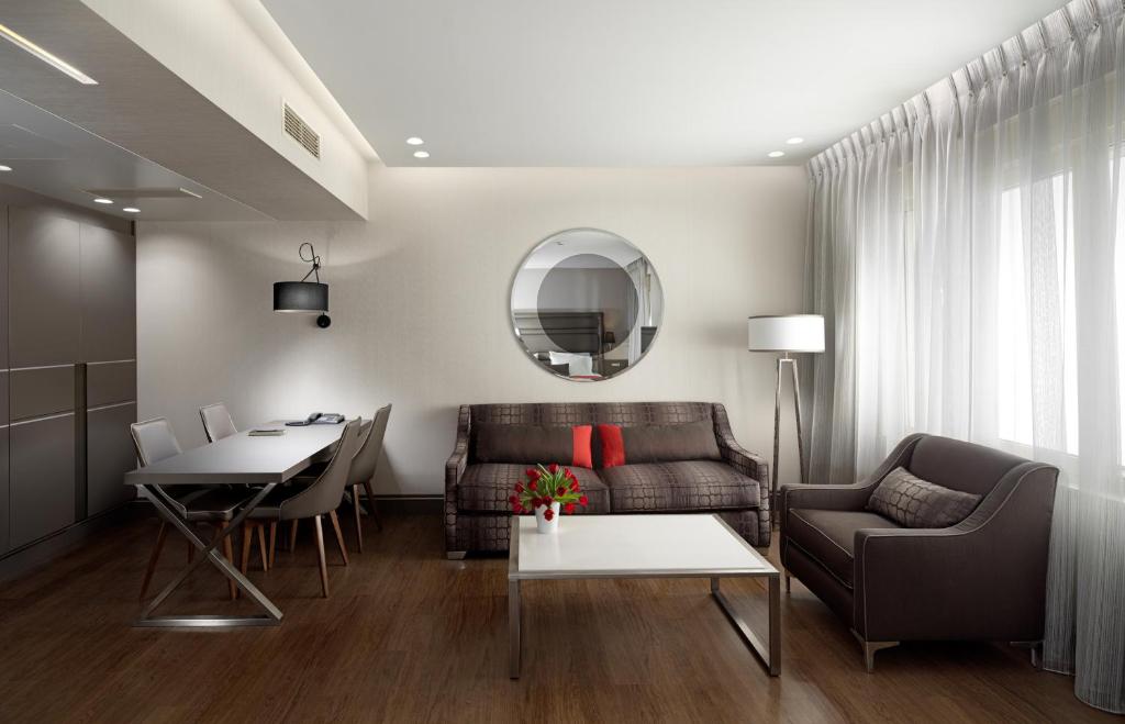 Сьюит (Полулюкс), Holiday Suites