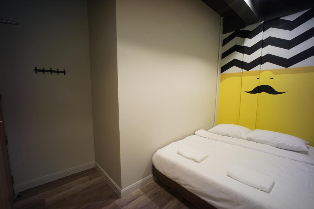 Двухместный (Небольшой двухместный номер с 1 кроватью), BRB Hostel Bangkok Silom