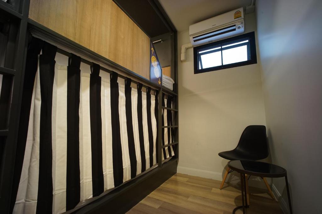 Четырехместный (Четырехместный номер с общей ванной комнатой), BRB Hostel Bangkok Silom