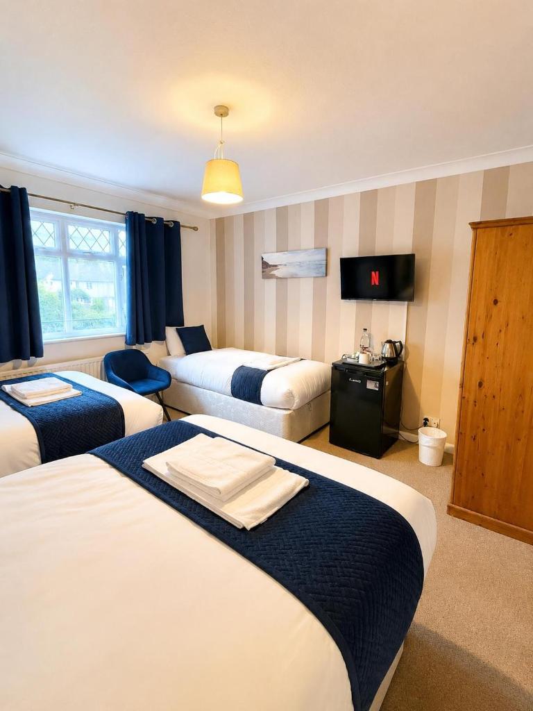 High Trees Guest House Gatwick - Tap to explore photos