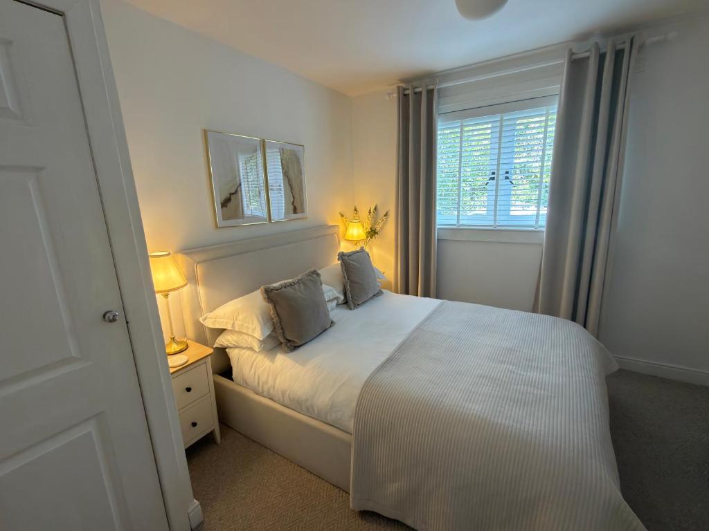 Lux 2 Bedroom Ground Floor Apartment - Tap to explore photos
