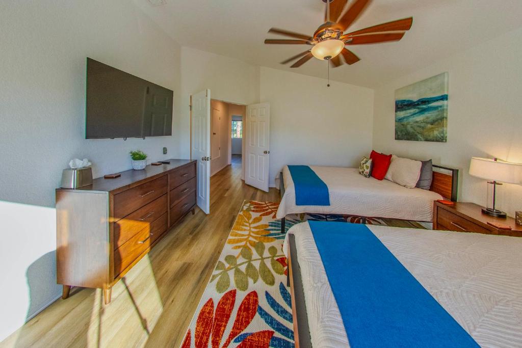 Pool, Putting Green, BBQ! Group Haven in La Quinta - Tap to explore photos
