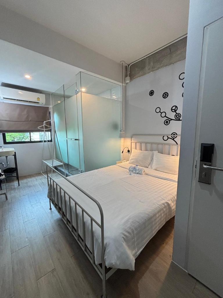 Bedspread Hostel - Adults Only Room Type - Double Room (1 Adult + 1 Child)