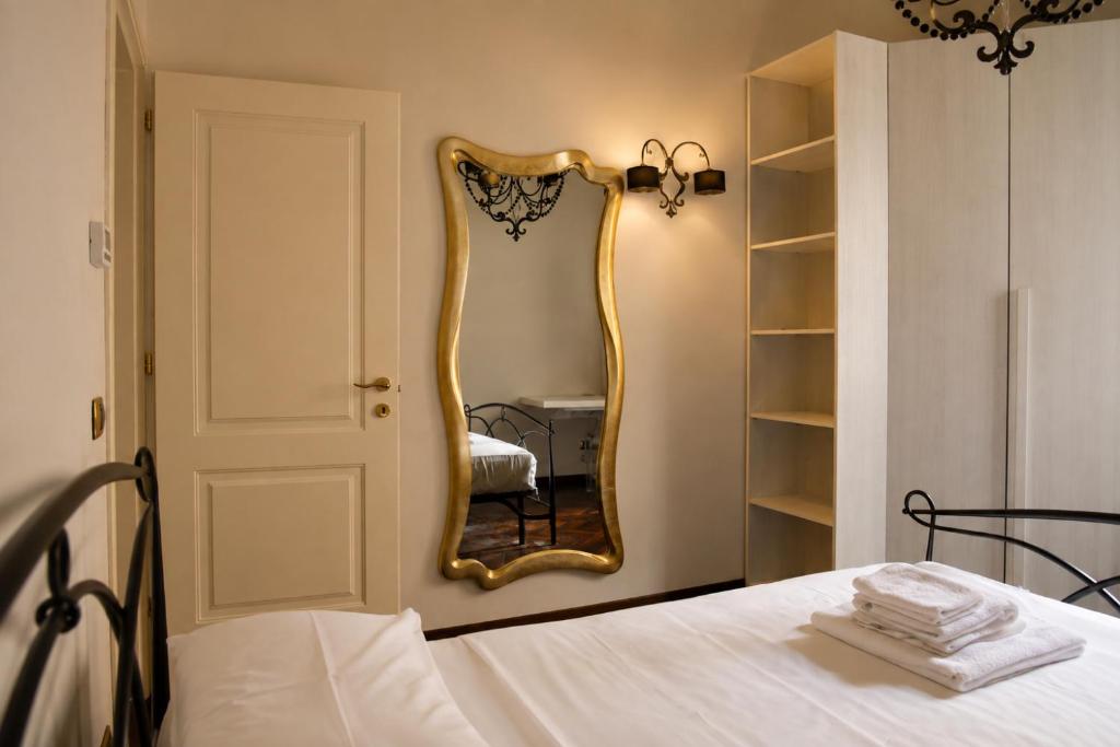 Piazza Maggiore Luxury Apartment - Tap to explore photos