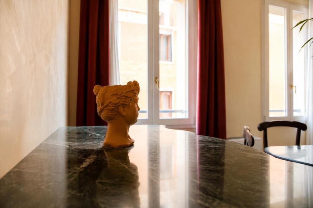 Piazza Maggiore Luxury Apartment by Synergy