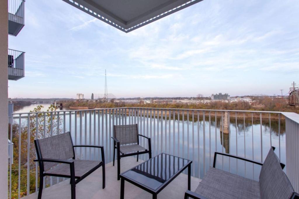 The Riverfront VIP Suite - Walk to Broadway & Nissan Stadium - Free Garage - Tap to explore photos