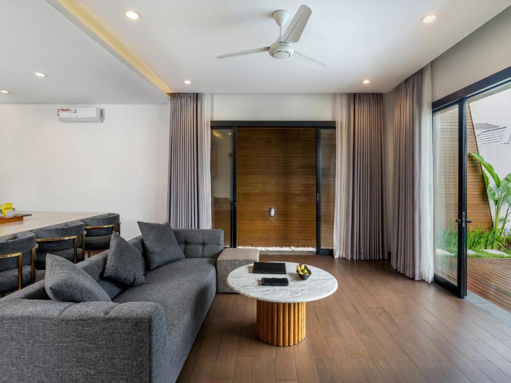 The Claremont Luxury Villas - Tap to explore photos