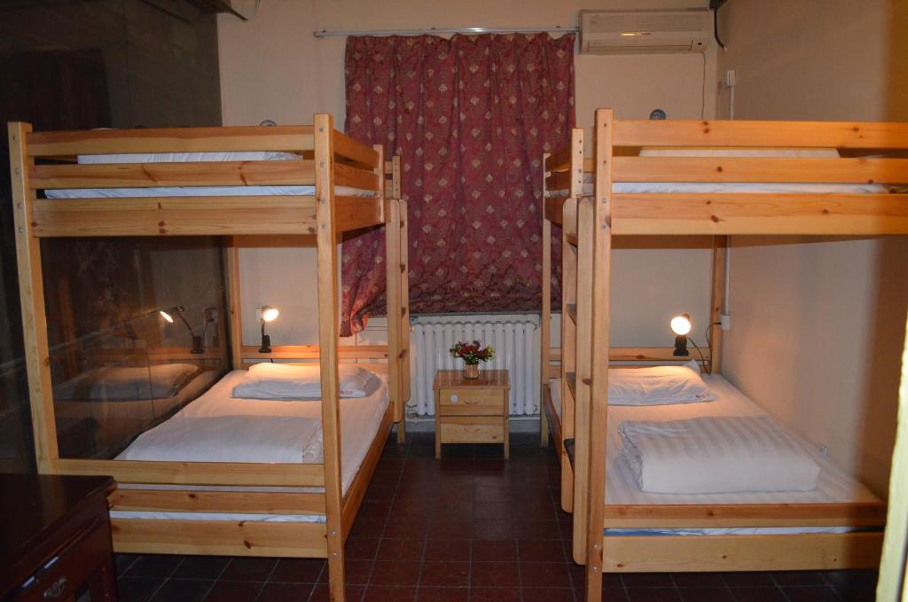Четырехместный (Mainland Chinese Citizen Only - Quadruple Room with Public Bathroom), Qian Men Hostel
