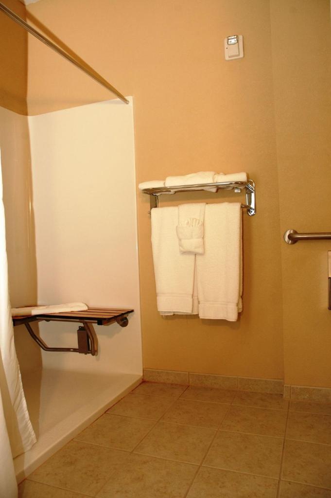Holiday Inn Express Hotel & Suites Salisbury - Delmar - Tap to explore photos