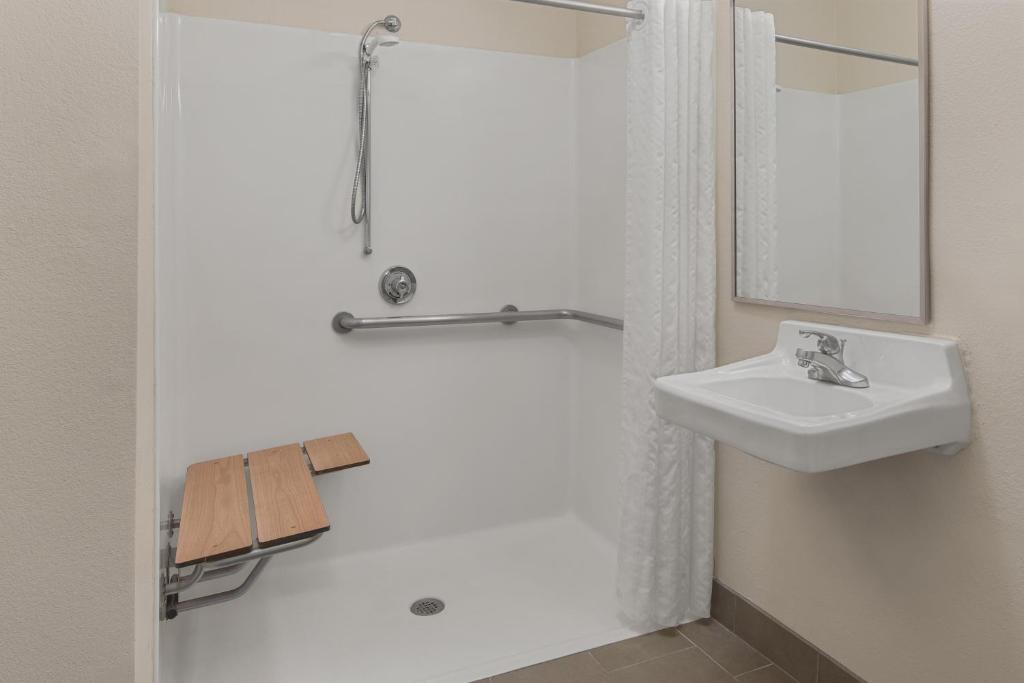 Candlewood Suites RALEIGH CRABTREE - Tap to explore photos