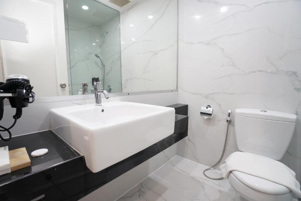 Harmoni One Convention Hotel & Service Apartments - Tap to explore photos