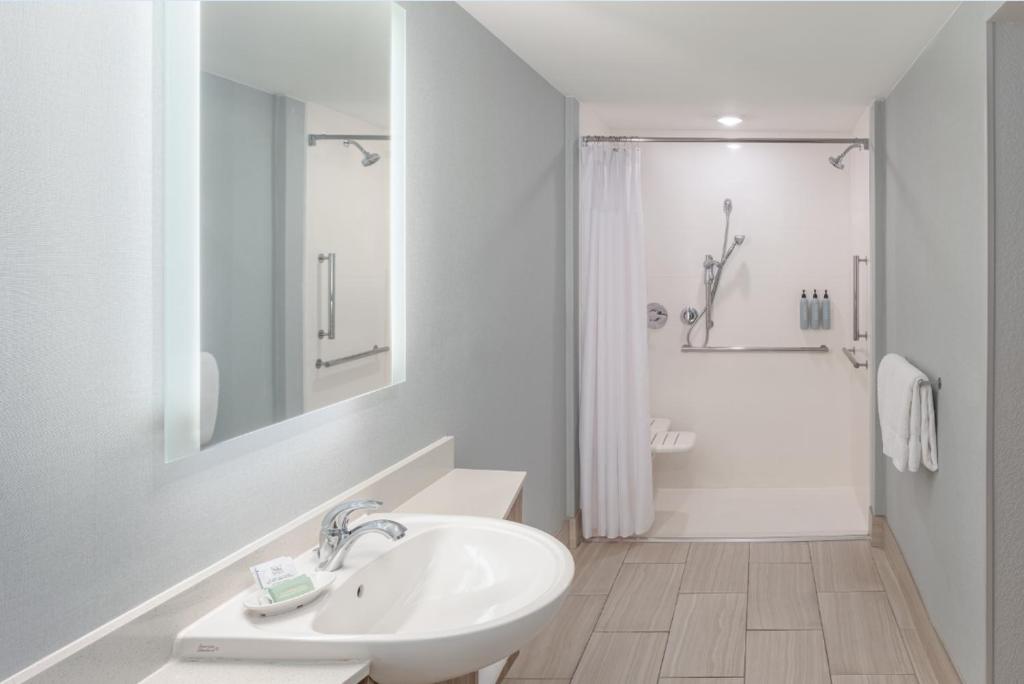 SpringHill Suites by Marriott New Smyrna Beach - Tap to explore photos