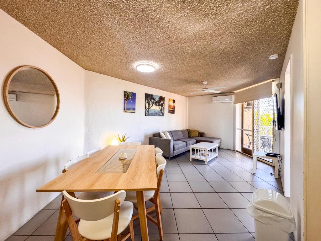 Northpoint Holiday Apartments - Tap to explore photos