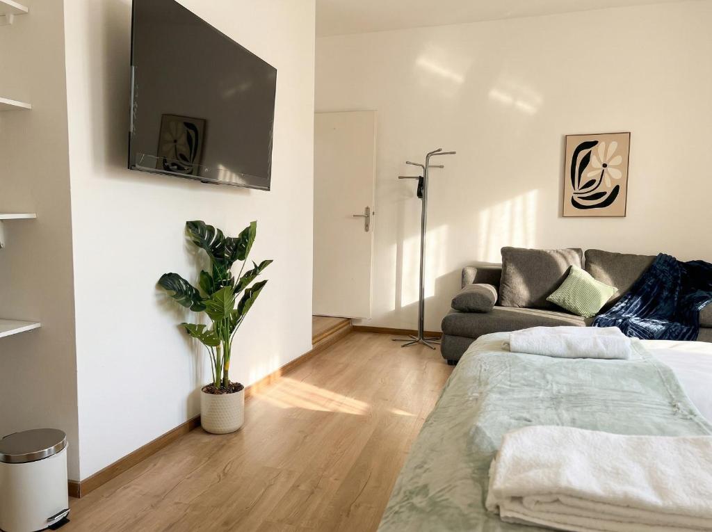 Modern 3-Bedroom Apartment with Balcony near Belvedere Palace - Tap to explore photos