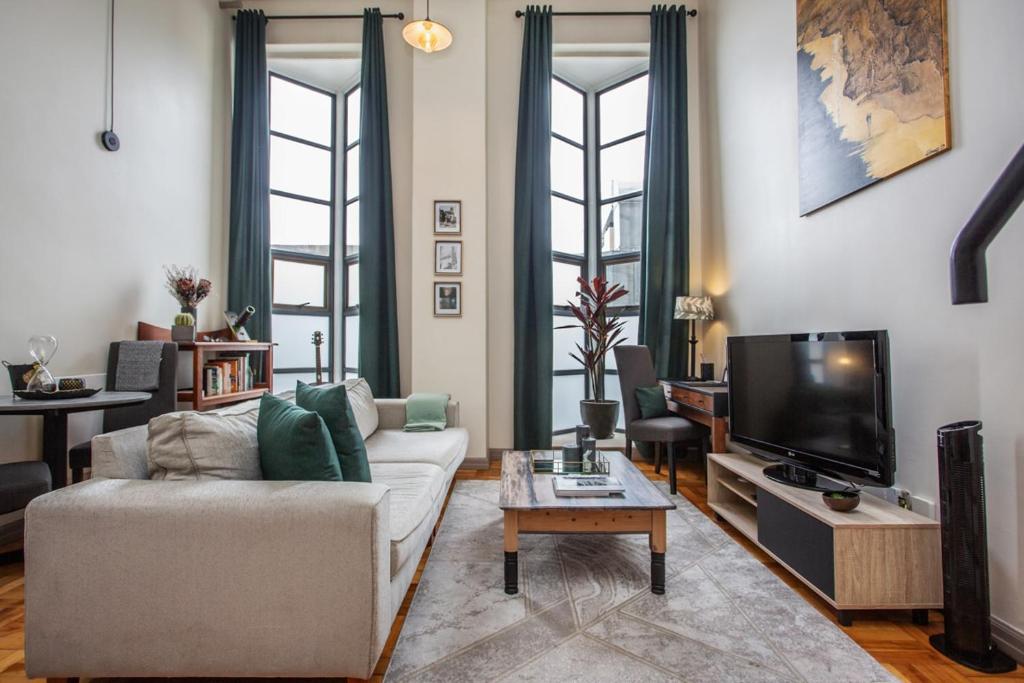 Beautiful City Haven 2Gyms with Pool & Parking - Tap to explore photos