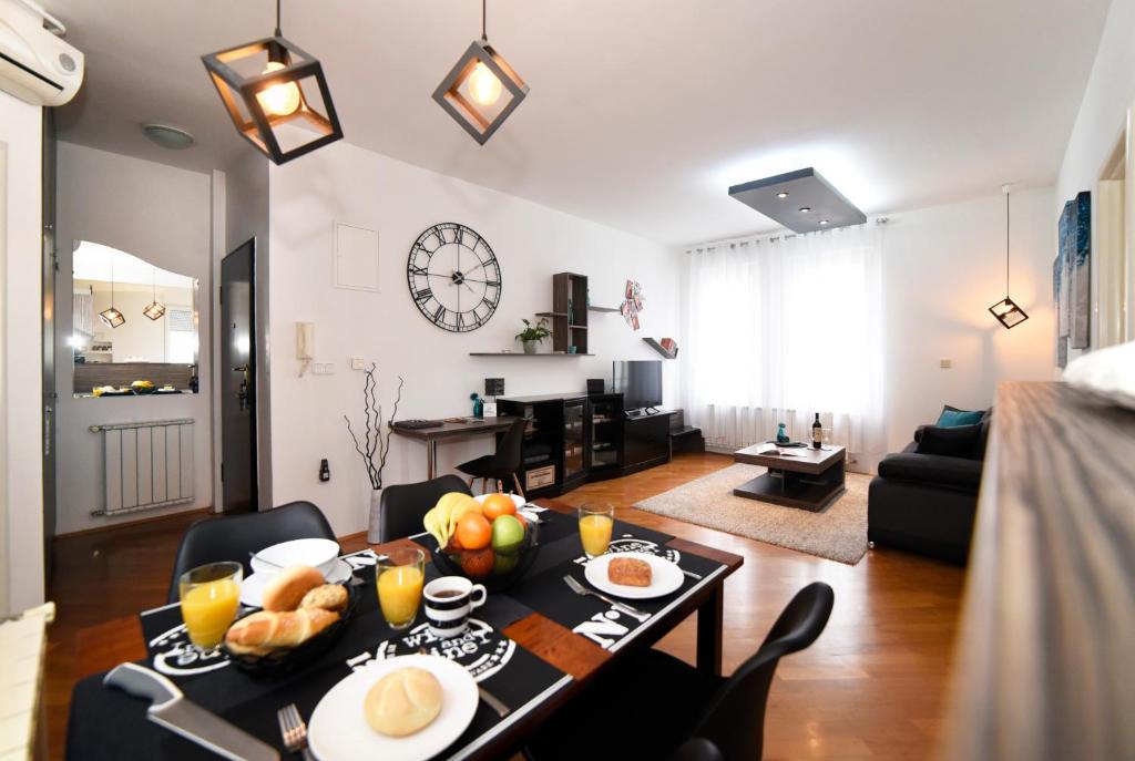 Corner Apartment photo 3