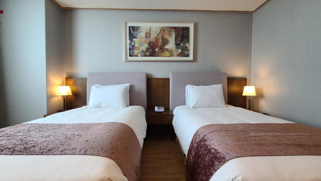 Hyunjin Tourist Hotel - Tap to explore photos
