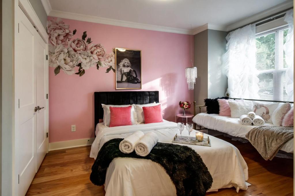 Booking Fast 12 Beds Large Yard Free Parking - Tap to explore photos