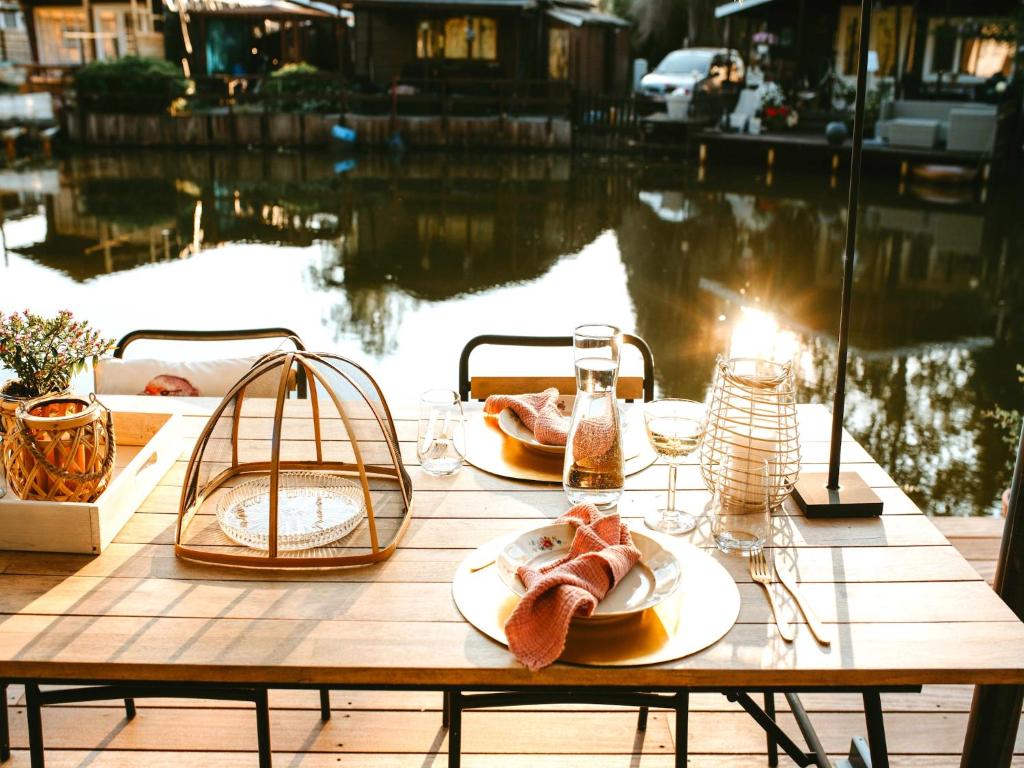 Beautiful Romantic Chalet in Geel - Tap to explore photos