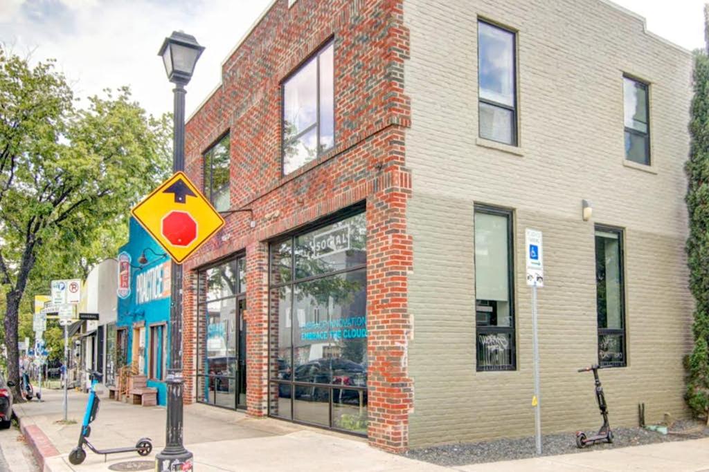 Inviting and historic loft with private terrace & full kitchen extremely walkable